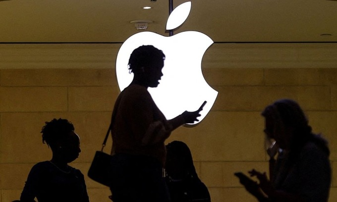 Bên ngoài cửa hàng Apple ở Grand Central Terminal, New York tháng 4/2023. Ảnh: Reuters