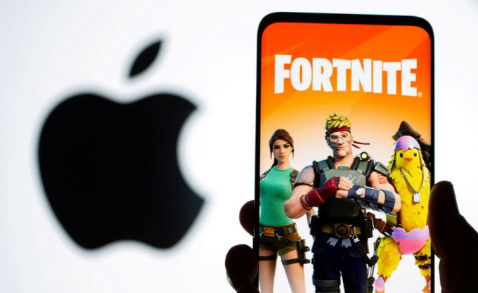 Đồ họa game Fortnite của Epic Games trước logo của Apple. Ảnh: Reuters