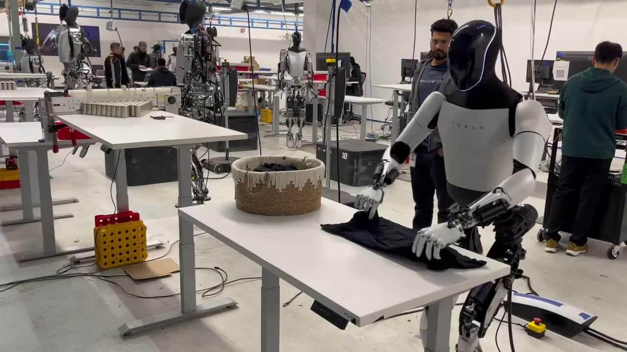 Elon Musk khoe robot Optimus đang gấp quần áo