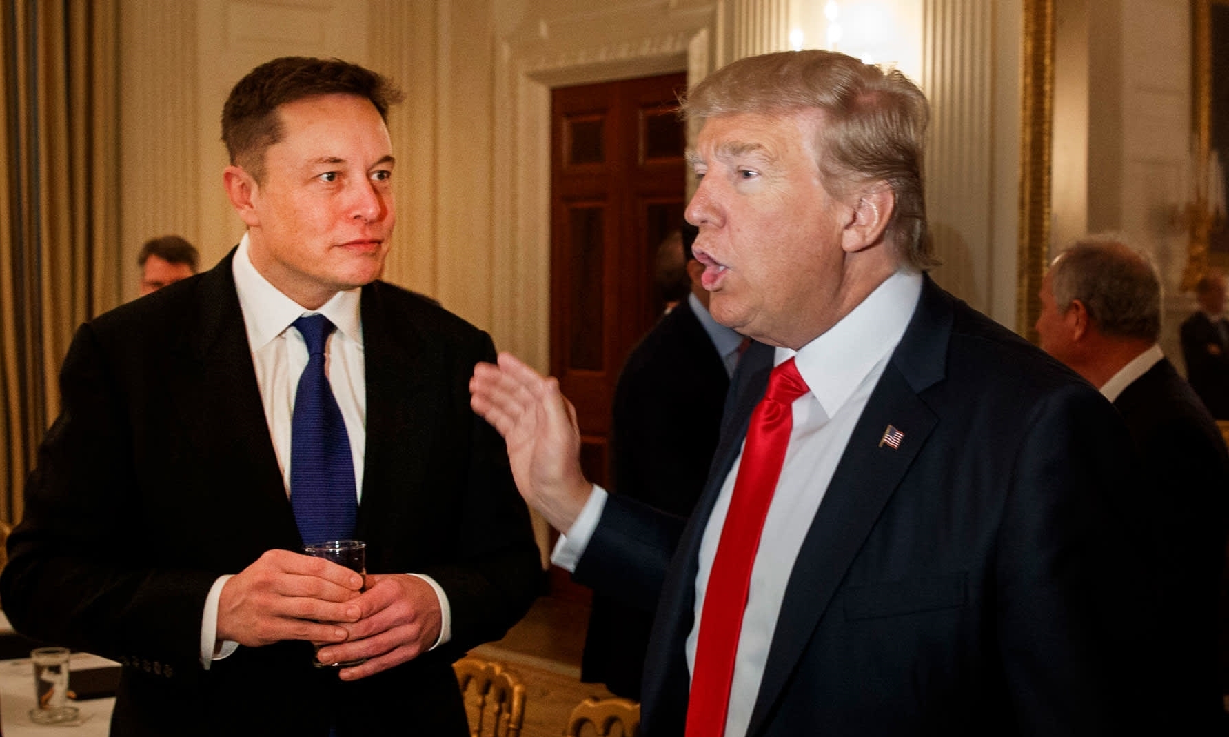 Ông Trump (phải) và tỷ phú Musk trong cuộc gặp ở Washington năm 2017. Ảnh: AP