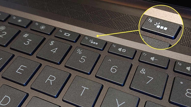 Có nhiều cách để bạn có thể kiểm tra xem laptop HP của mình có được trang bị đèn bàn phím hay không