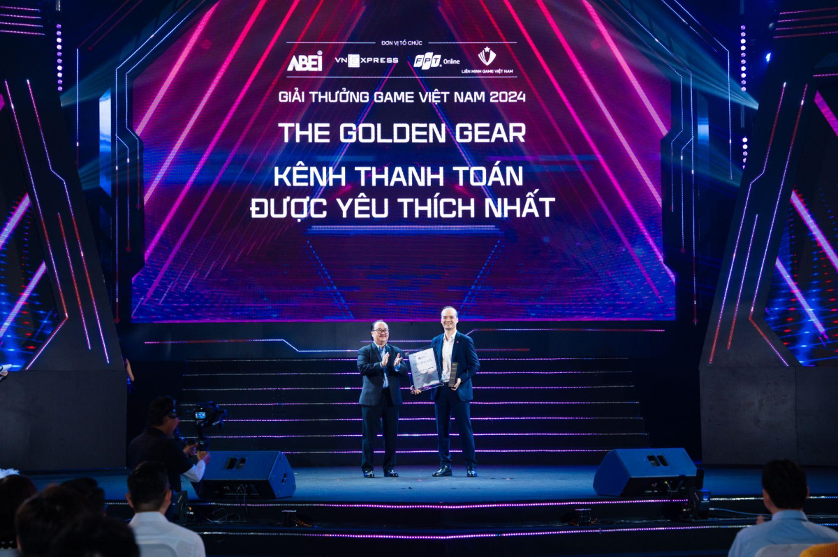 Đại diện MoMo nhận giải thưởng tại Vietnam Game Awards 2024 ngày 11/5. Ảnh: MoMo