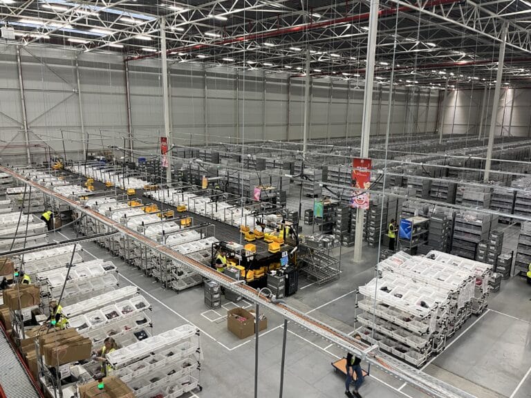 Bên trong một kho hậu cần của JD Logistics. Ảnh: JD