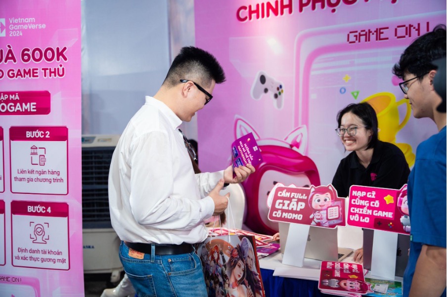 Người dùng trải nghiệm các dịch vụ tại gian hàng MoMo trong Vietnam Game Awards 2024. Ảnh: MoMo