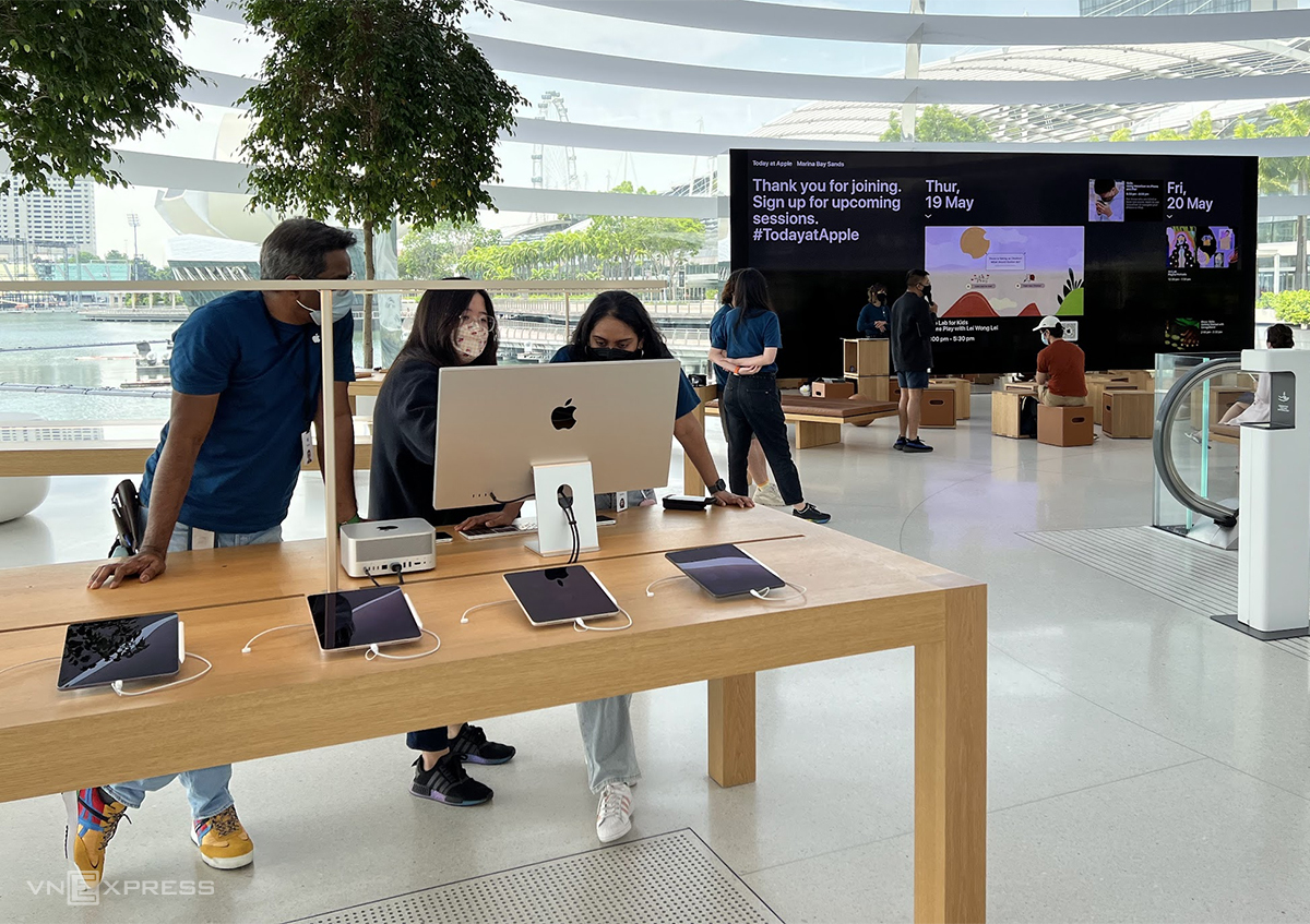 Bên trong một Apple Store tại Singapore. Ảnh: Tuấn Hưng