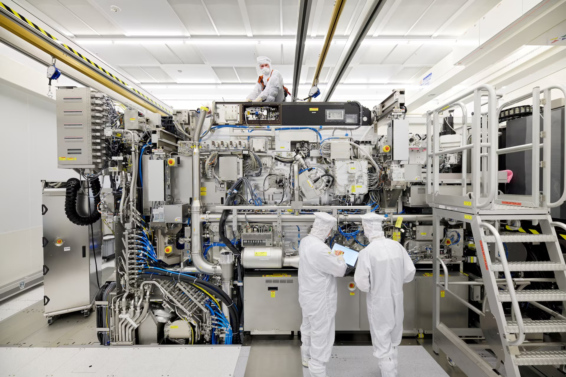 Các kỹ sư ASML đang kiểm tra một hệ thống quang khắc. Ảnh: ASML