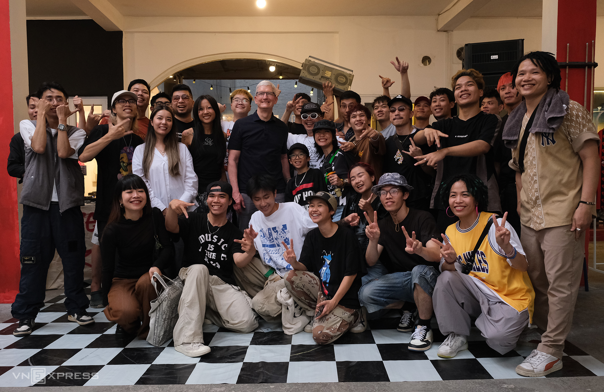 CEO Apple Tim Cook gặp gỡ các nhà sáng tạo nội dung sáng 15/4. Ảnh: Tuấn Hưng