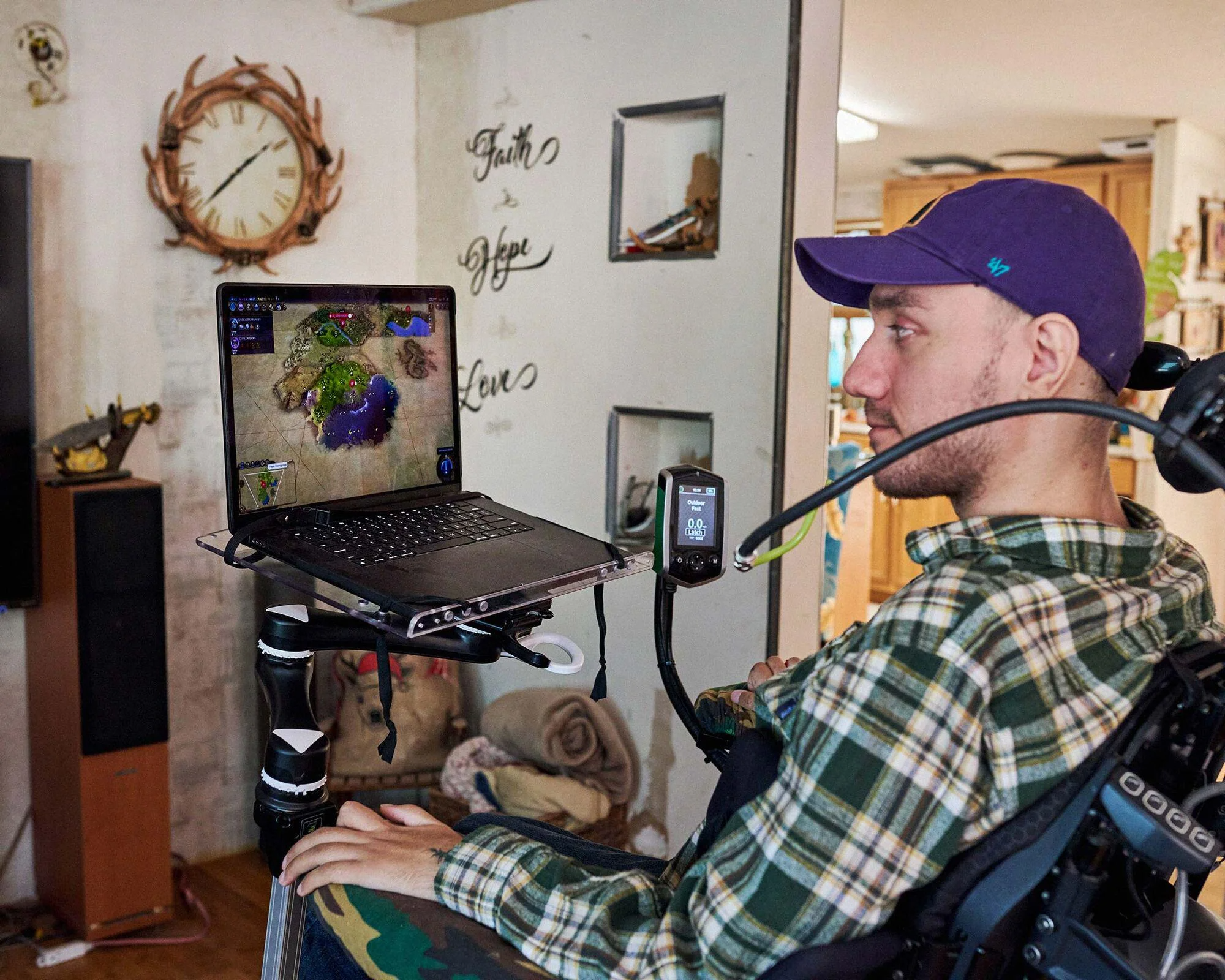 Noland Arbaugh đang chơi game Civilization VI. Ảnh: Neuralink