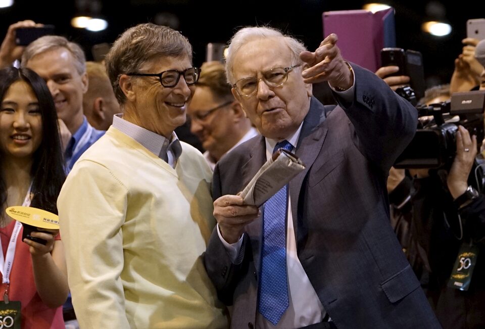 Bill Gates và Warren Buffett trong một sự kiện năm 2015. Ảnh: Reuters