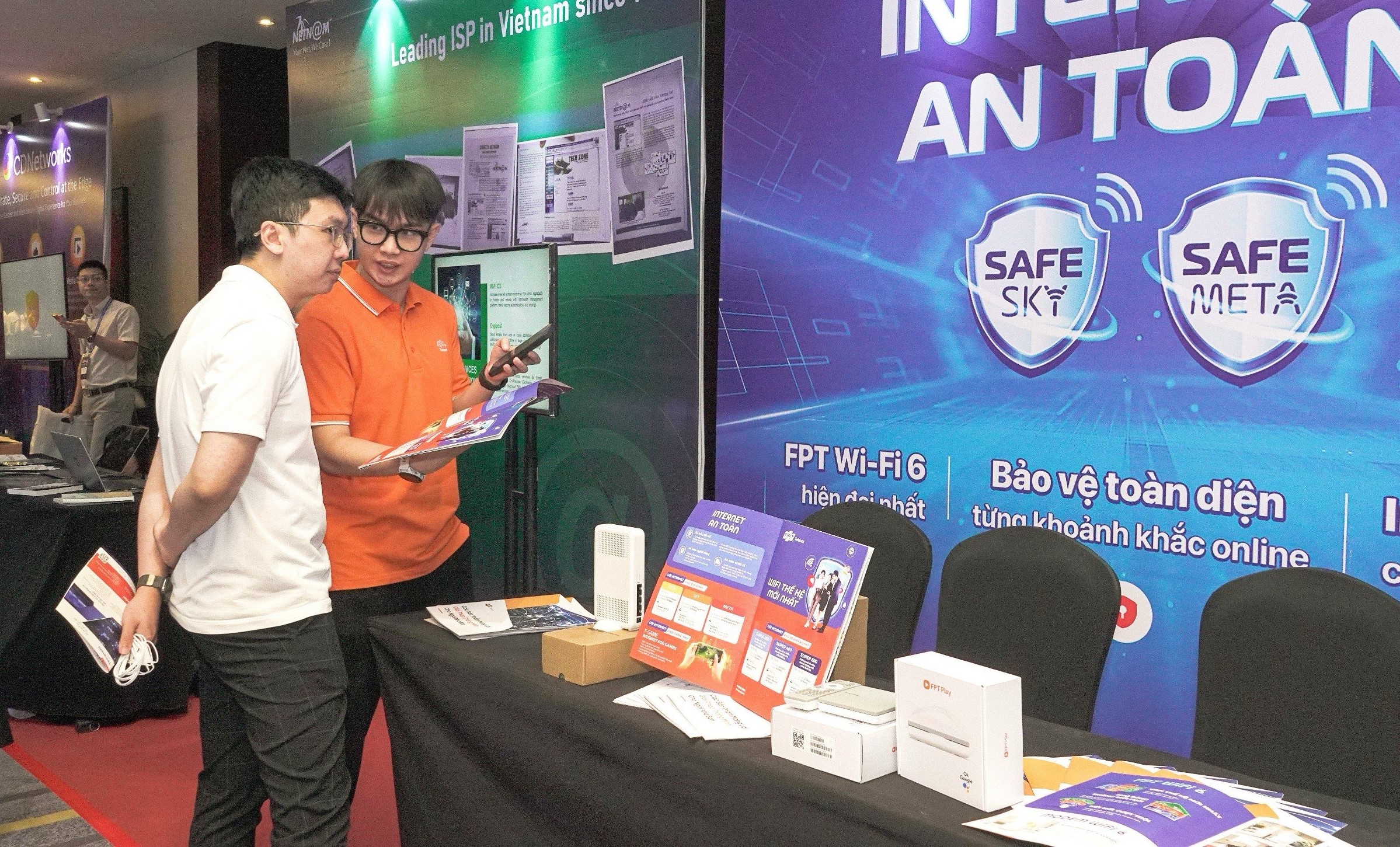 Người dùng tìm hiểu về sản phẩm và dịch vụ FPT Telecom. Ảnh: FPT