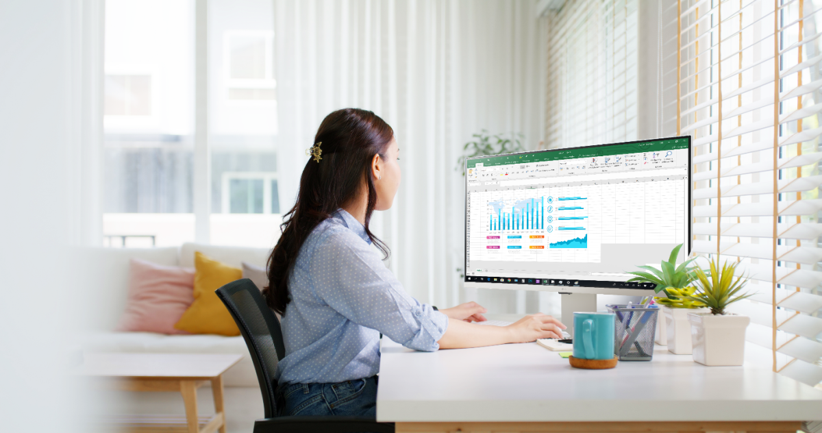 Người dùng làm việc trên màn hình LG Smart Monitor. Ảnh: LG