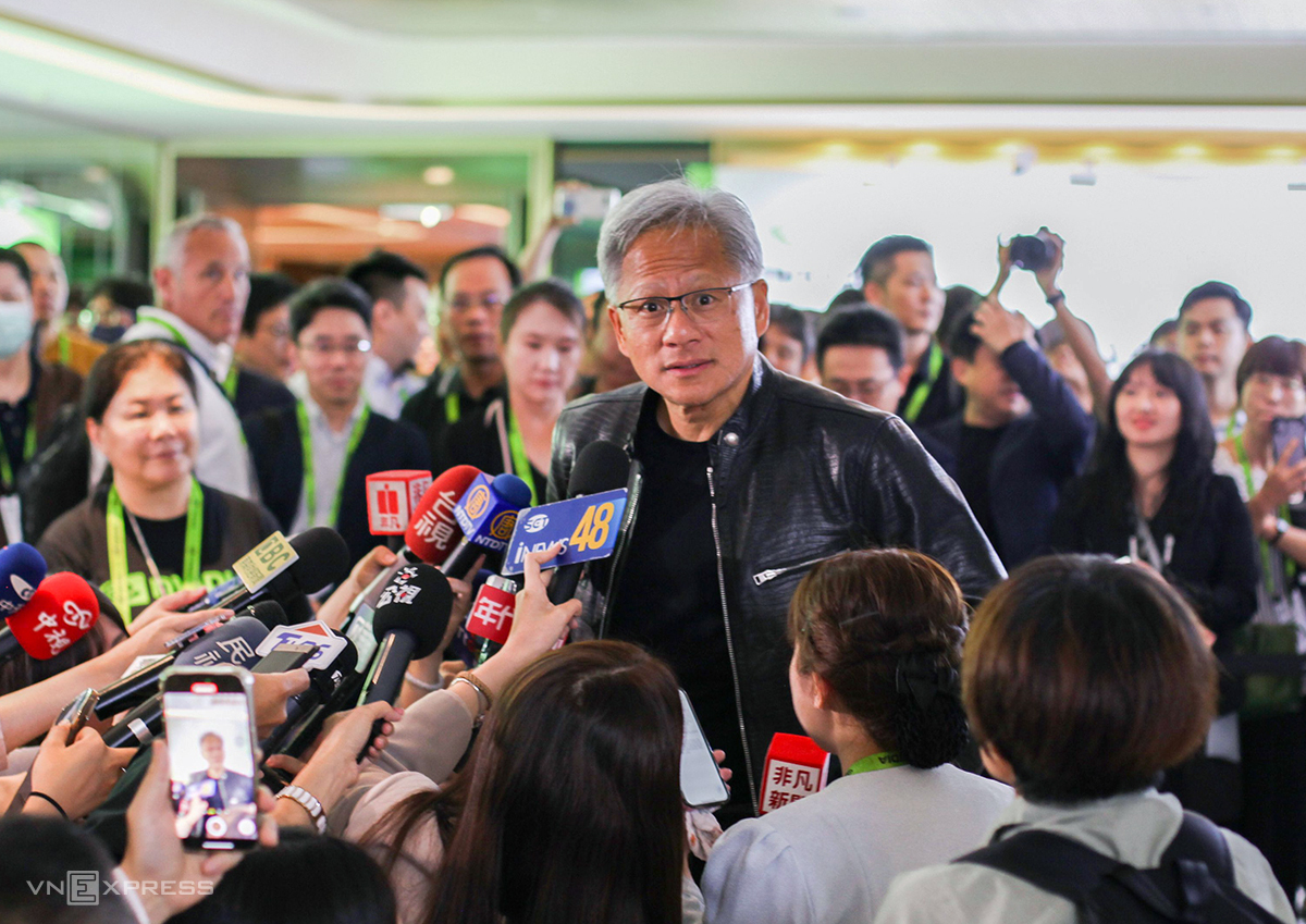 CEO Nvidia Jensen Huang được giới truyền thông săn đón ở Computex 2024. Ảnh: Khương Nha