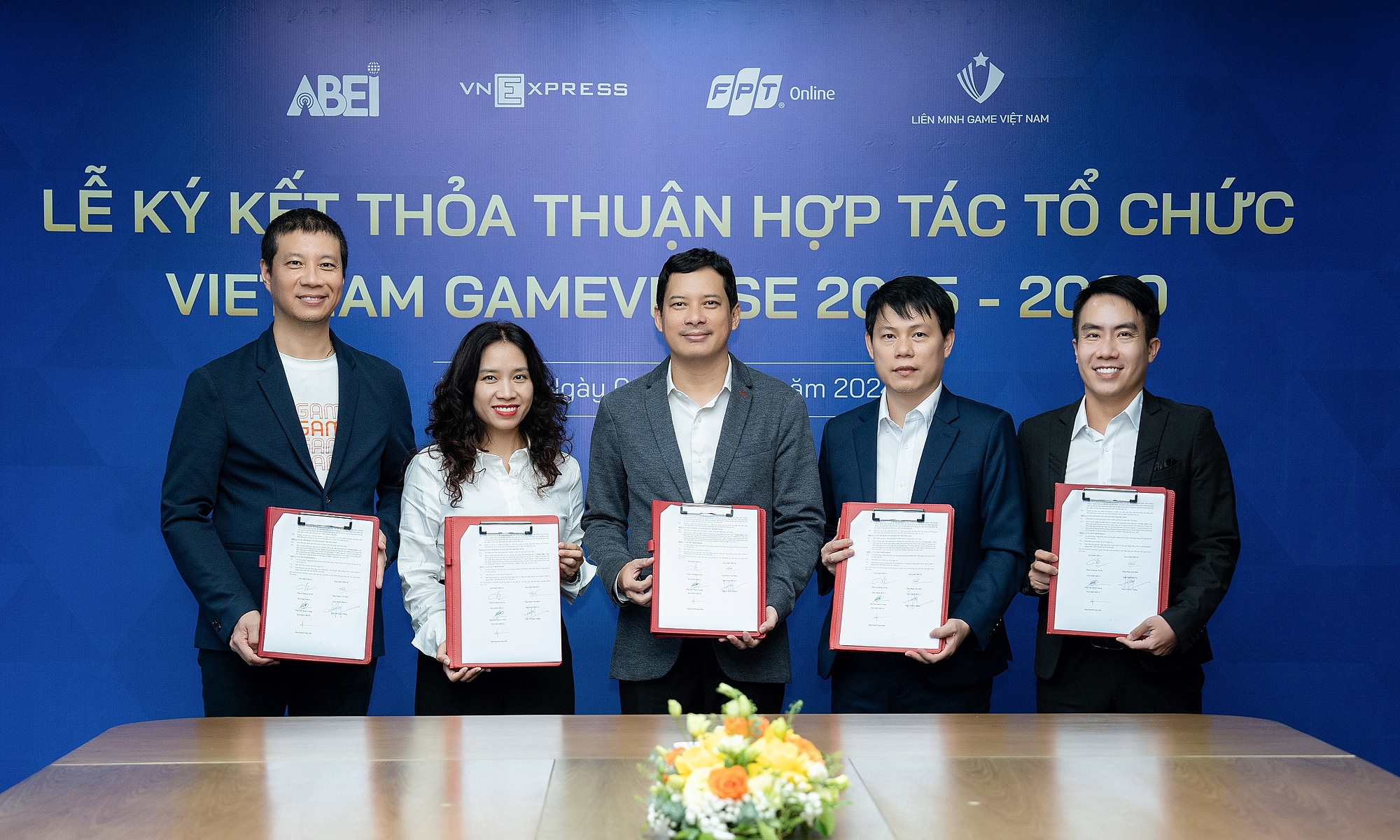 Đại diện các bên tham gia lễ ký kết thoả thuận về việc tổ chức GameVerse. Ảnh: Đình Tùng