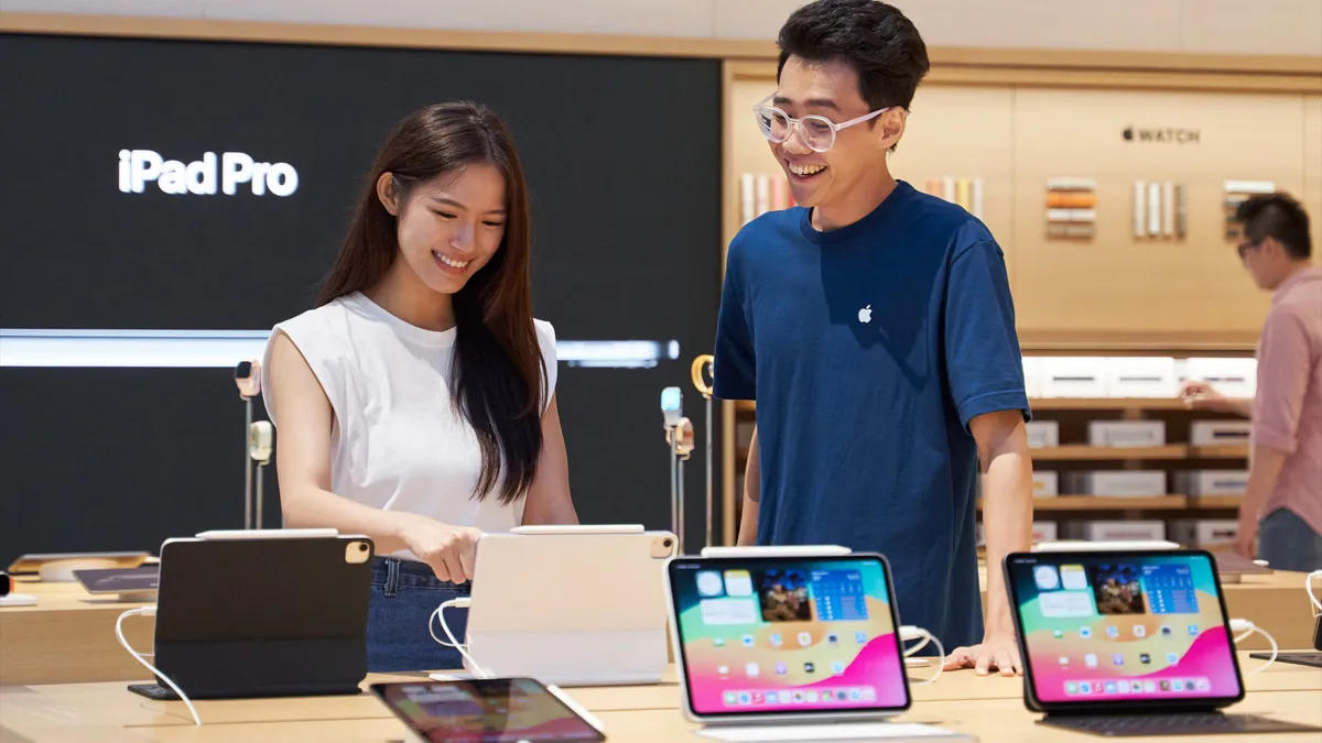 Người dùng trải nghiệm các sản phẩm Apple tại một Apple Store. Ảnh: Apple