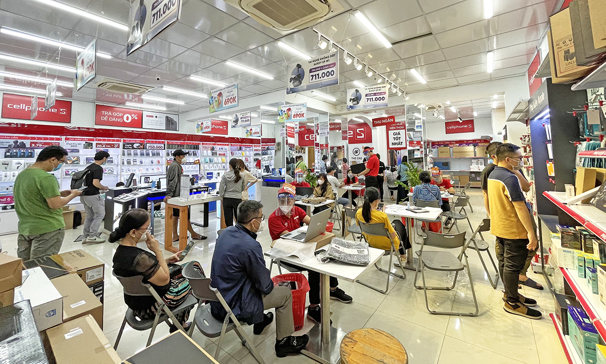 Một cửa hàng điện thoại, máy tính nhộn nhịp trong ngày mở cửa trở lại tại TP HCM. Ảnh: Huy Nguyễn