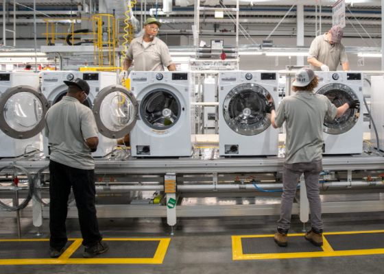Bên trong một nhà máy sản xuất máy giặt, máy sấy của LG. Ảnh: Pulsenews