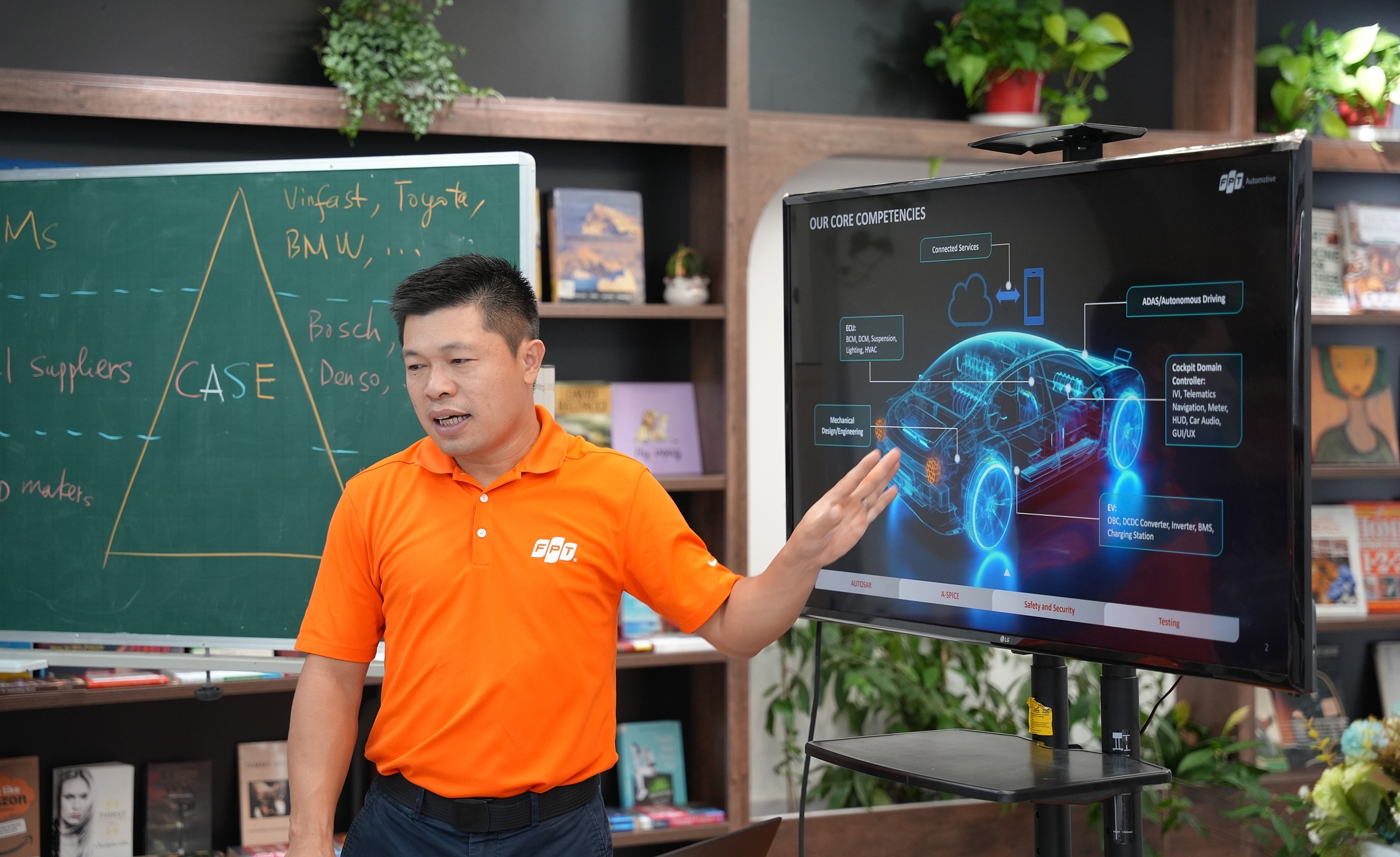 Ông Nguyễn Đức Kính chia sẻ tại buổi thảo luận. Ảnh: Vân Anh