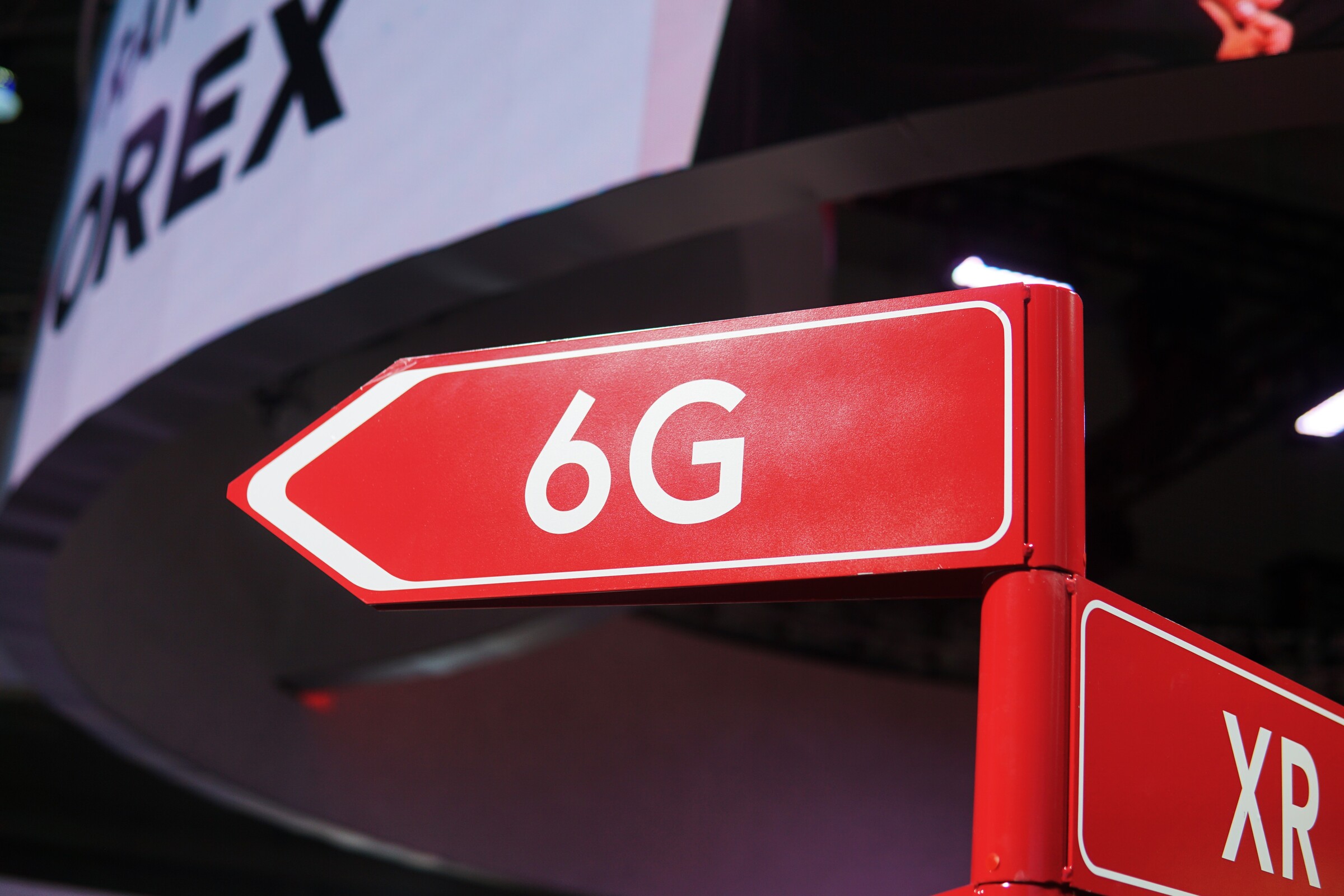 Người dùng tham quan mô hình công nghệ 5G và 6G tại WMC 2023 ở Thượng Hải hồi tháng 6. Ảnh: ChinaDaily