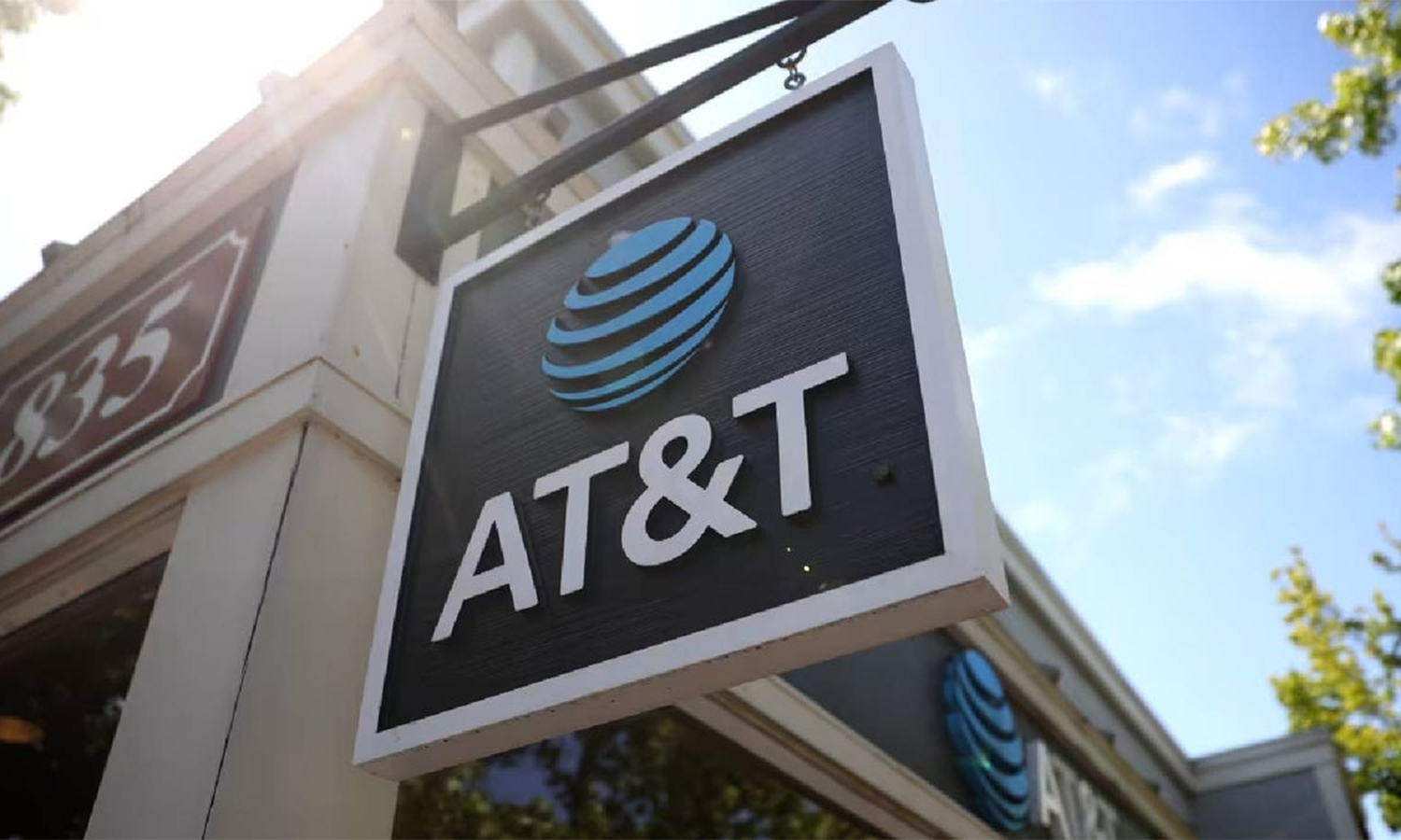 Biển hiệu AT&T bên ngoài một điểm giao dịch của nhà mạng này tại Mỹ. Ảnh: Phonearena