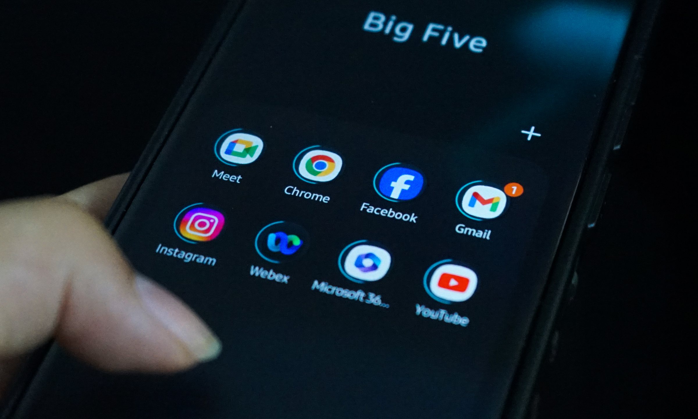 Các ứng dụng mạng xã hội hiển thị trên một chiếc smartphone. Ảnh: Bảo Lâm