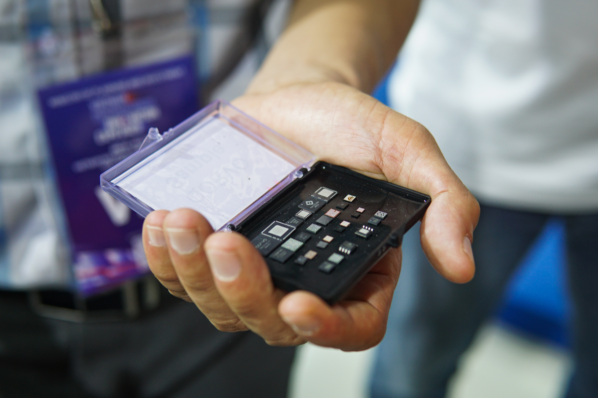 Một số mẫu chip bán dẫn do kỹ sư Qorvo tại Việt tham gia phát triển. Ảnh: Lưu Quý