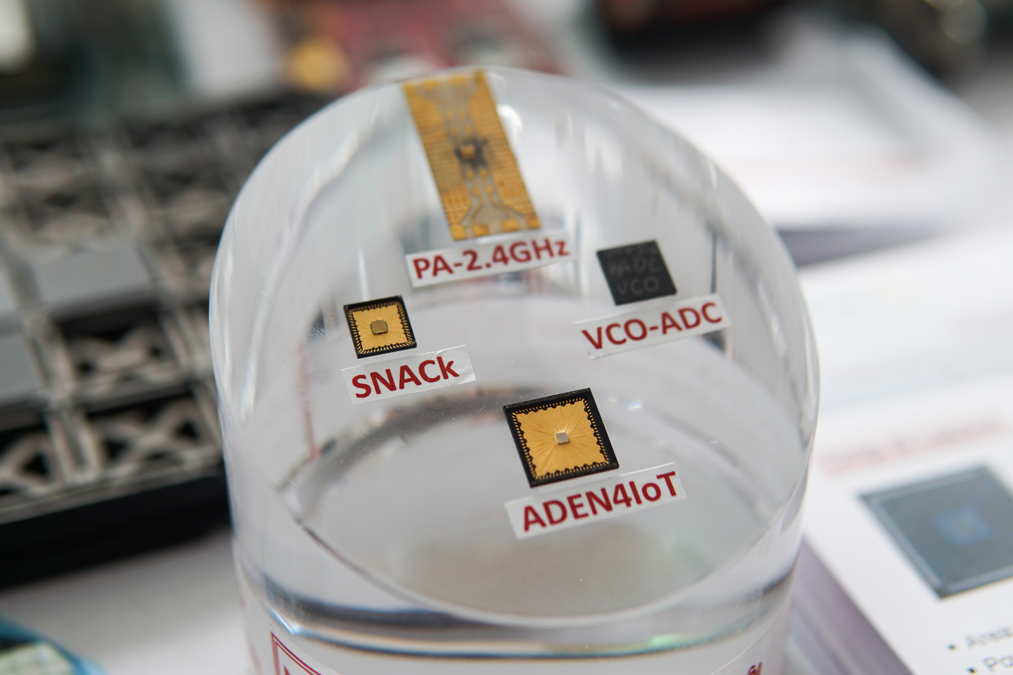 Một số chip do trường đại học tại Việt Nam nghiên cứu phát triển, được trưng bày tại sự kiện về đổi mới sáng tạo, tháng 10/2023. Ảnh: Lưu Quý