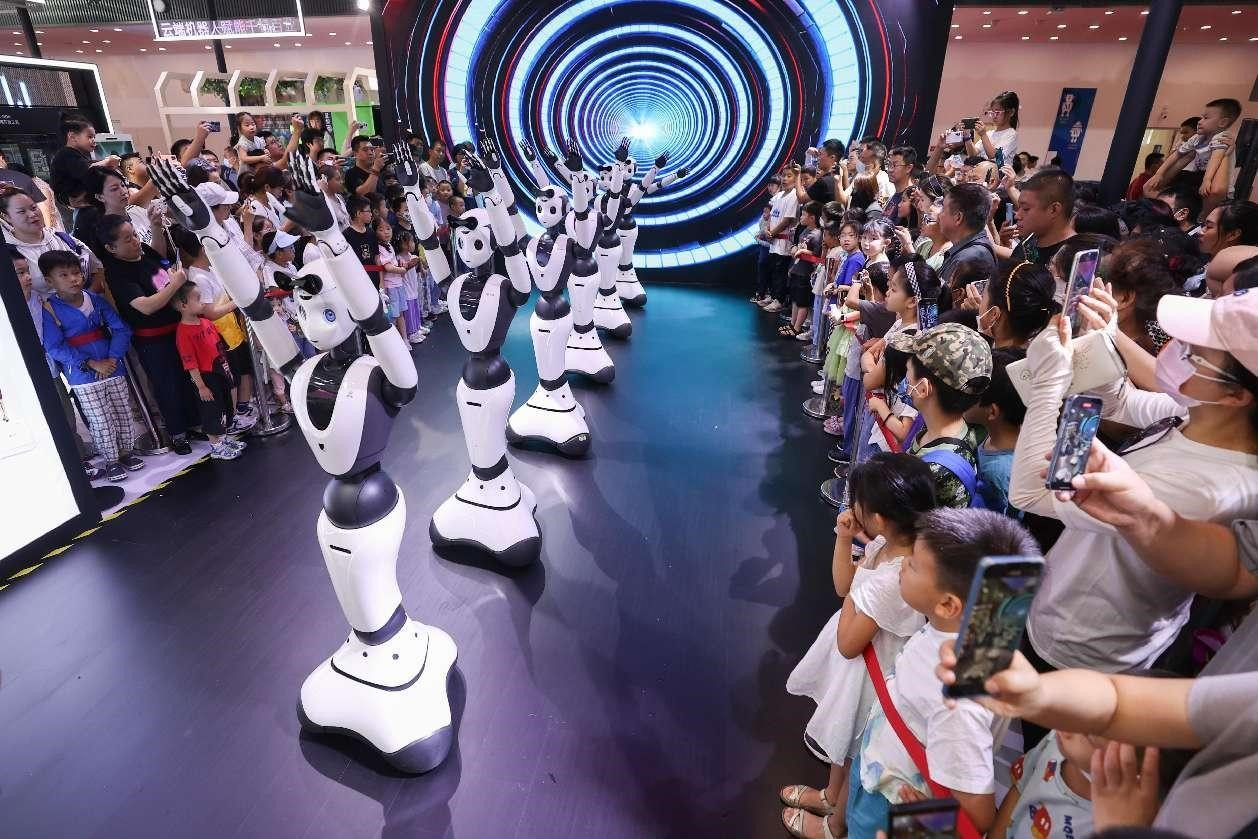 Các robot khiêu vũ tại Triển lãm Robot Thế giới 2023, tổ chức ở Bắc Kinh tháng 8/2023. Ảnh:Peoples Daily