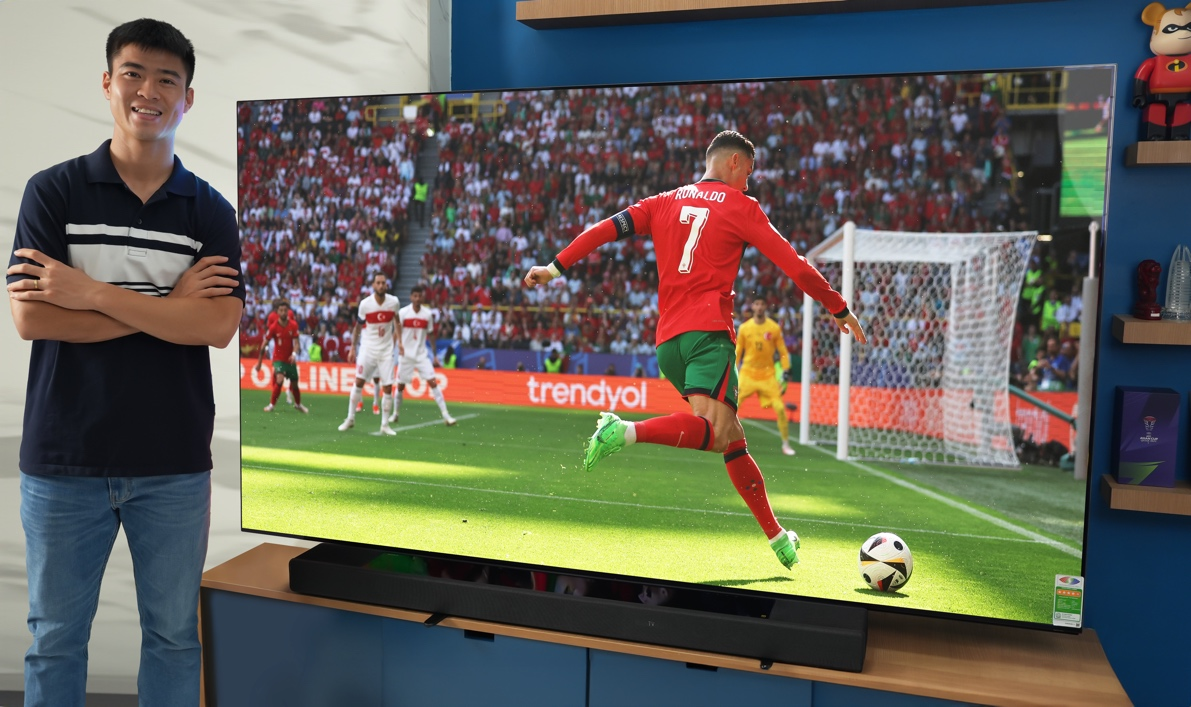 Duy Mạnh theo dõi trận Bồ Đào Nha - Thổ Nhỉ Kỳ trên Bravia 9. Ảnh: Sony
