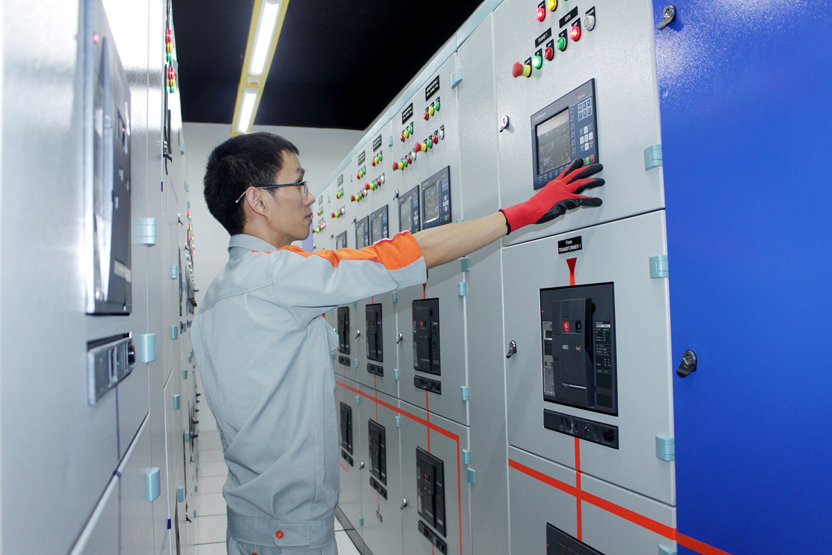 Kỹ thuật viên vận hành hệ thống tại trung tâm dữ liệu FPT Telecom. Ảnh: FPT Telecom