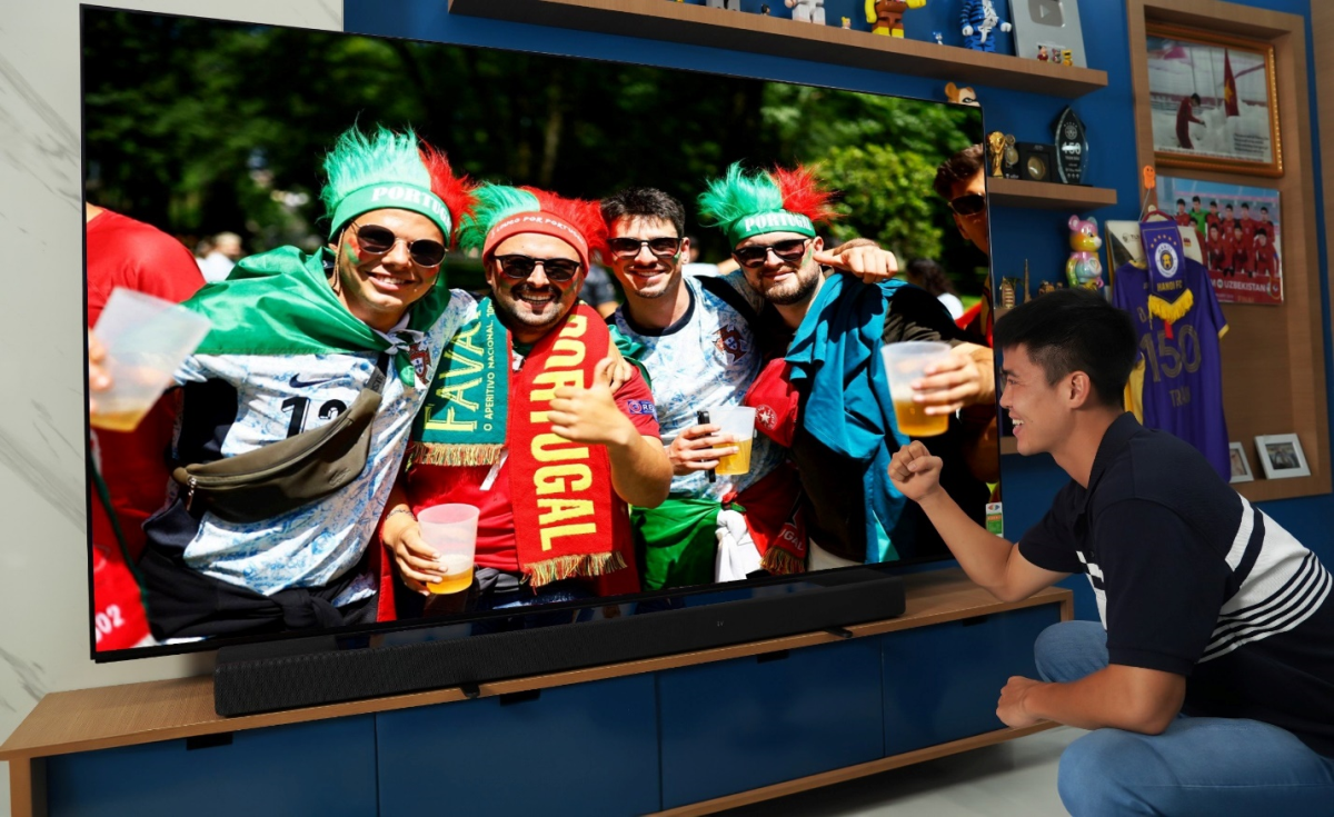 Duy Mạnh xem Euro trên TV Bravia 9. Ảnh: Sony