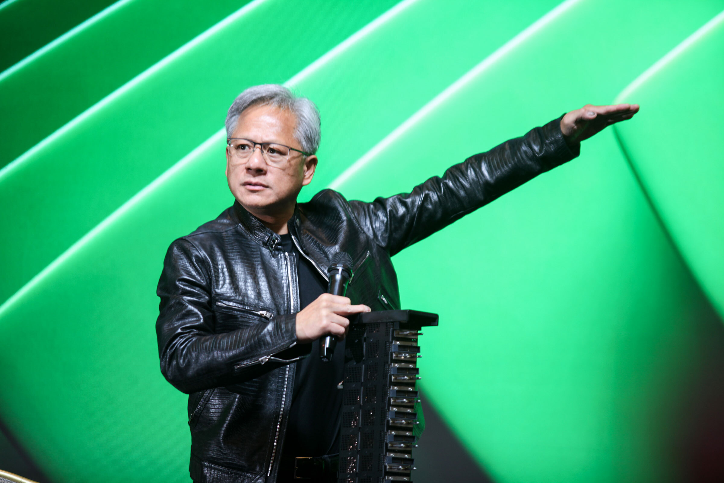 CEO Nvidia Jensen Huang giới thiệu GPU chuyên dụng để đào đạo AI tại Triển lãm Computex 2024 tại Đài Loan, hồi tháng 6/2024. Ảnh: Khương Nha