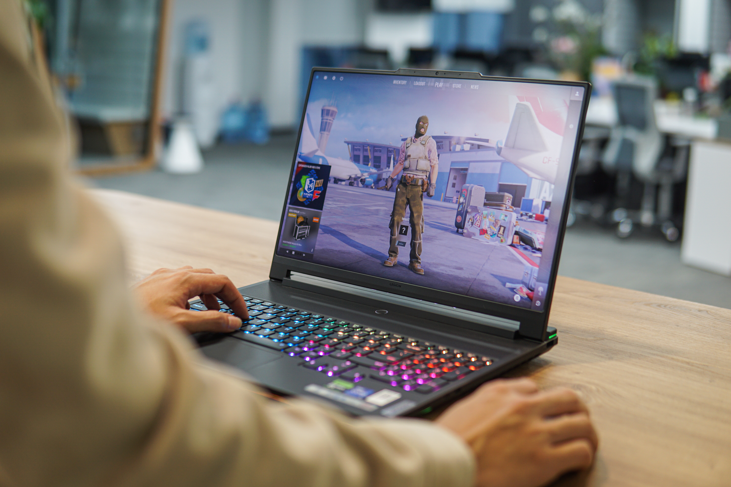 Một người đang chơi game online trên máy tính. Ảnh: Lưu Quý