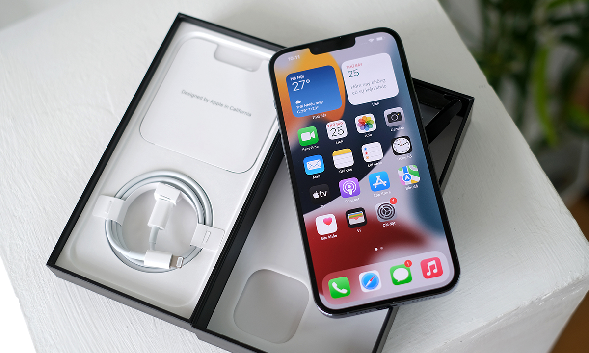 Người mua iPhone 13 tại Việt Nam sẽ phải mở hộp và kích hoạt ngay tại cửa hàng. Ảnh: Tuấn Hưng