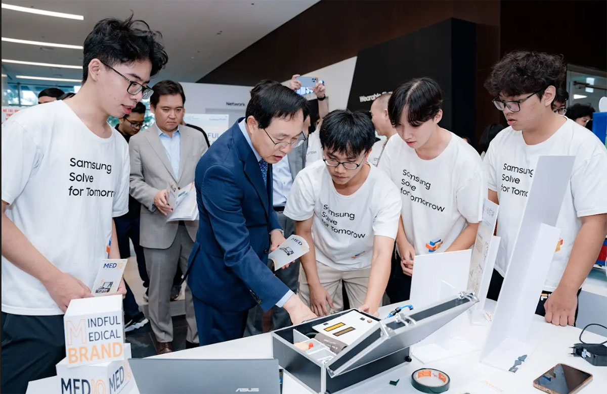 Học sinh trình bày về ý tưởng trong cuộc thi Solve for Tomorrow 2023 ở Việt Nam. Ảnh: Trúc Linh