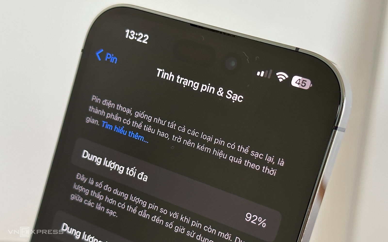 Dung lượng pin trên chiếc iPhone 14 Pro Max chỉ còn 92% sau 10 tháng sử dụng. Ảnh: Ngọc Trung