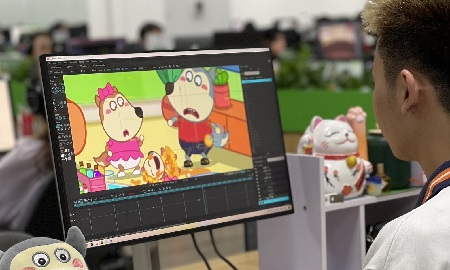 Một nhân sự đang sản xuất video sói Wolfoo tại văn phòng ở Hà Nội. Ảnh: Quyên Phạm