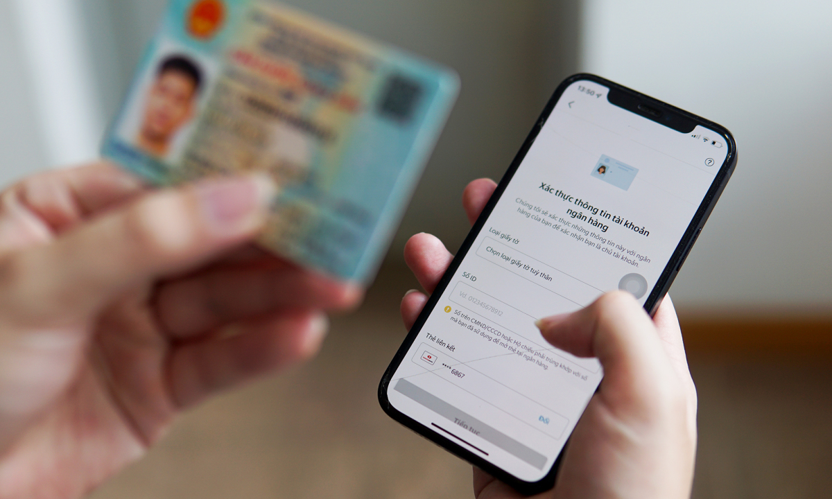 Người dùng đang xác minh danh tính trên một dịch vụ online. Ảnh: Lưu Quý