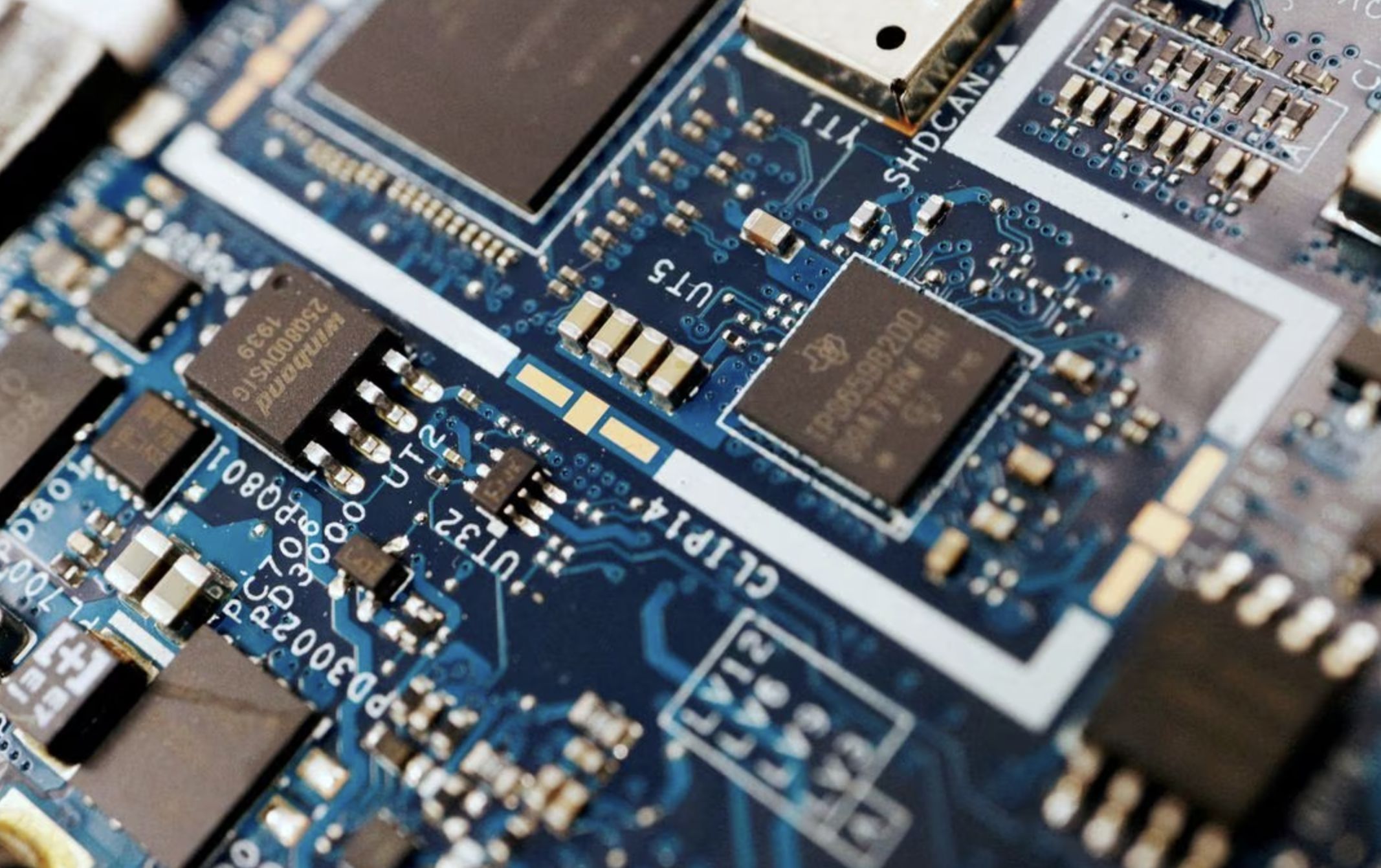 Các mẫu chip cũ trên một bo mạch máy tính. Ảnh: Reuters