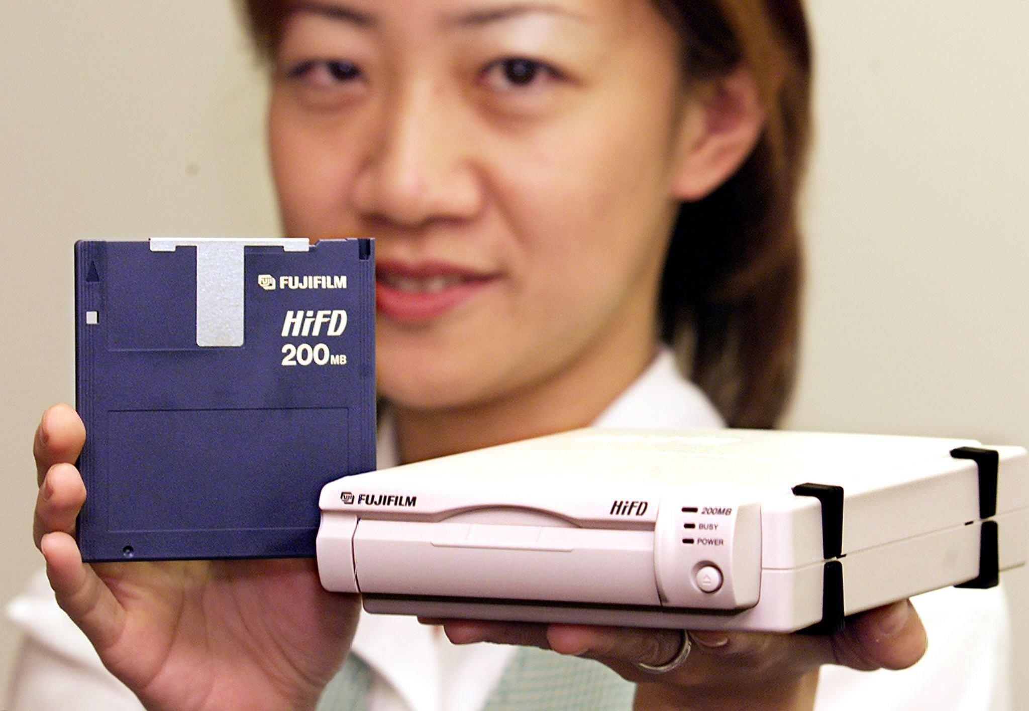 Đĩa mềm dung lượng 200 MB và đầu đọc được giới thiệu tại Tokyo hồi năm 2000. Ảnh: AFP