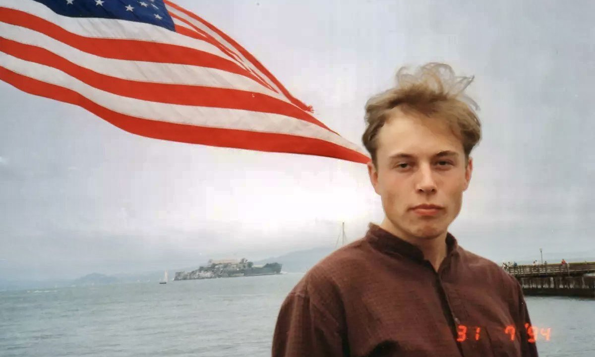 Elon Musk trong ảnh chụp hồi năm 1994. Ảnh: X/elonmusk