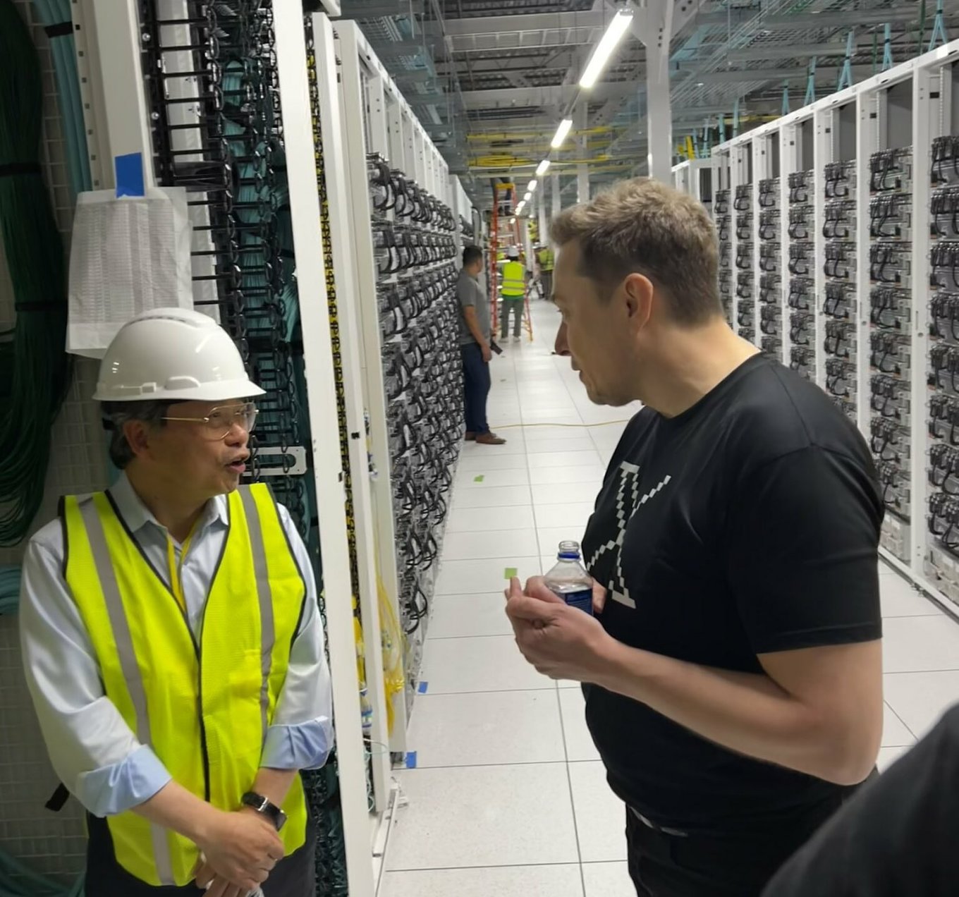 Elon Musk (phải) trò chuyện với một nhân viên trung tâm dữ liệu. Ảnh: X/Charles Liang