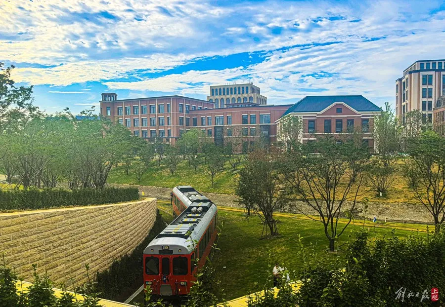 Một góc của Huawei Lianqiu Lake R&D Center, nơi các nhân viên di chuyển bằng đường sắt. Ảnh: Shanghai Municipal Peoples Government