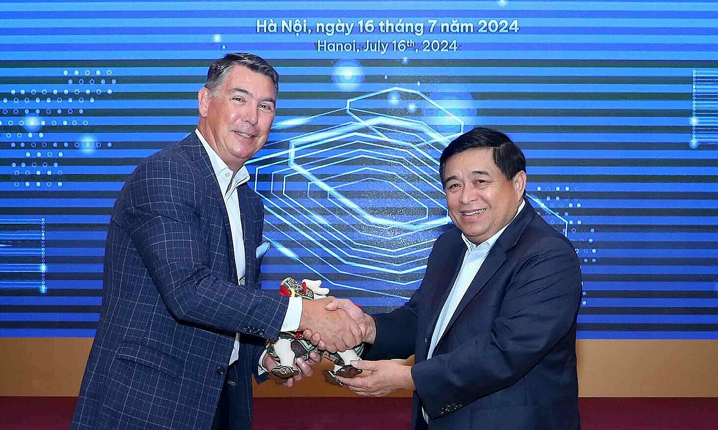 Ông Bob Gruggeworth, Chủ tịch Qorvo cùng Bộ trưởng Nguyễn Chí Dũng tại sự kiện. Ảnh: Huyền Trang