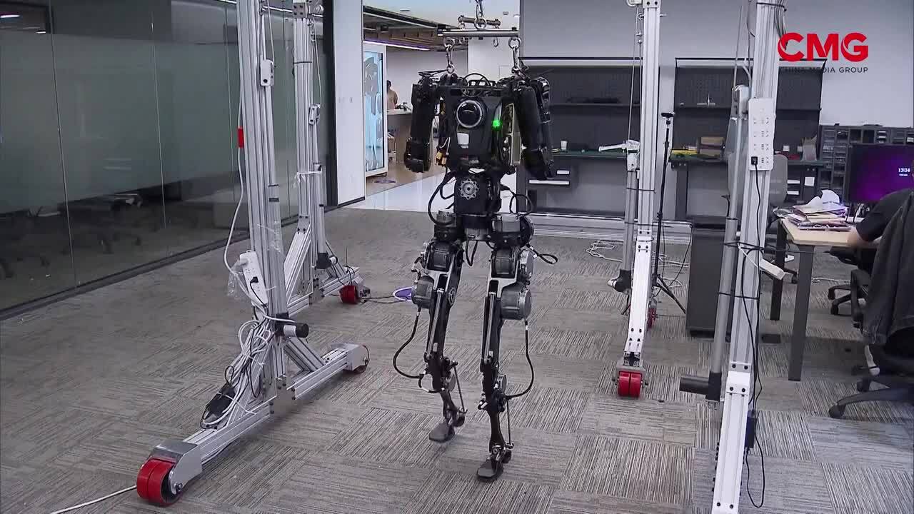 Robot hình người đa năng cỡ lớn đầu tiên của Trung Quốc