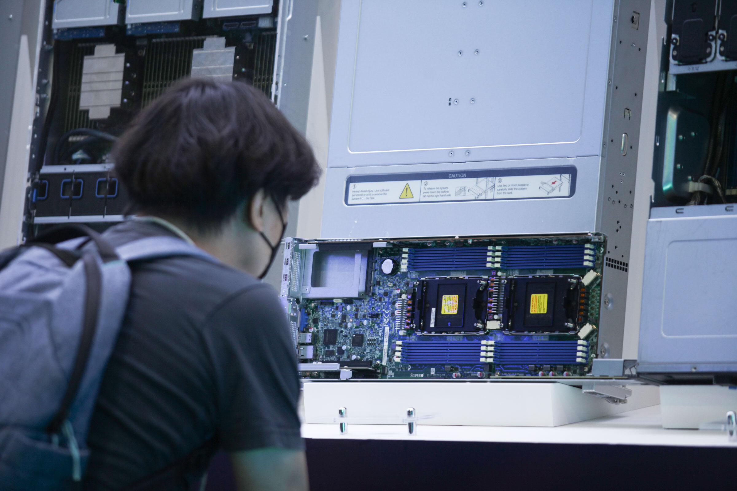 Khách tham quan chip tại Triển lãm Computex 2024 diễn ra hồi tháng 6 tại Đài Loan, Trung Quốc. Ảnh: Khương Nha