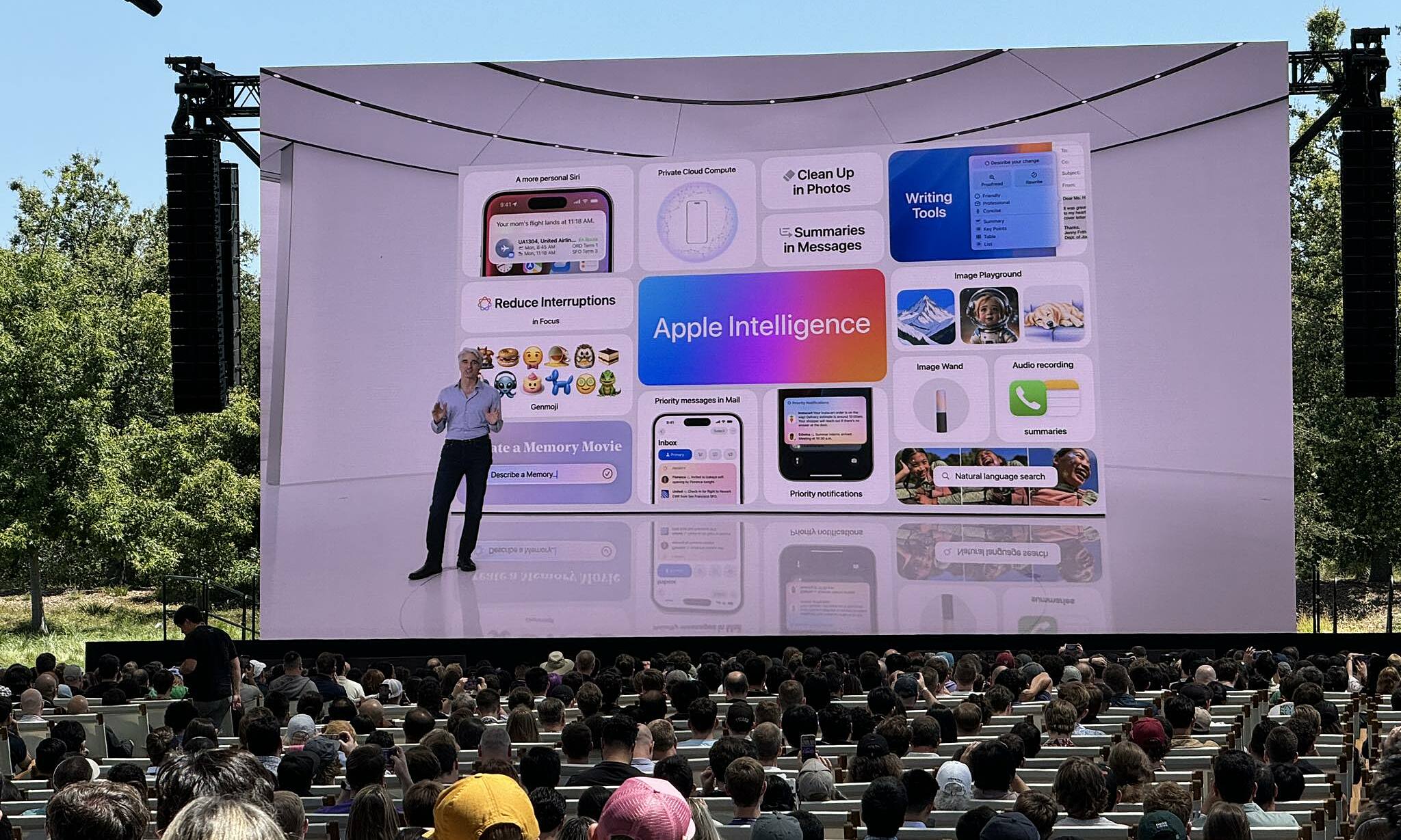 Phó chủ tịch Craig Federighi chia sẻ về Apple Intelligence tại sự kiện WWDC 2024 hồi tháng 6, tại Mỹ. Ảnh: Tuấn Hưng