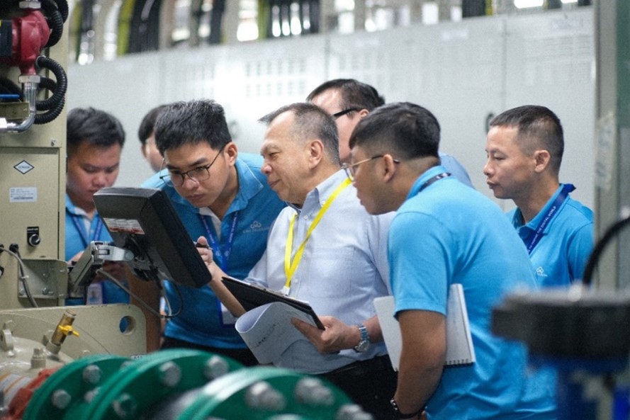 Chuyên gia Uptime Institute kiểm tra các tiêu chuẩn của Data Center Tân Thuận. Ảnh: CMC Telecom