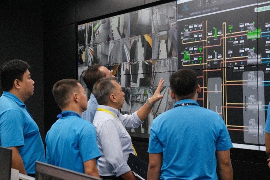 Kỹ thuật viên của CMC Telecom tại Data Center Tân Thuận. Ảnh: CMC Telecom