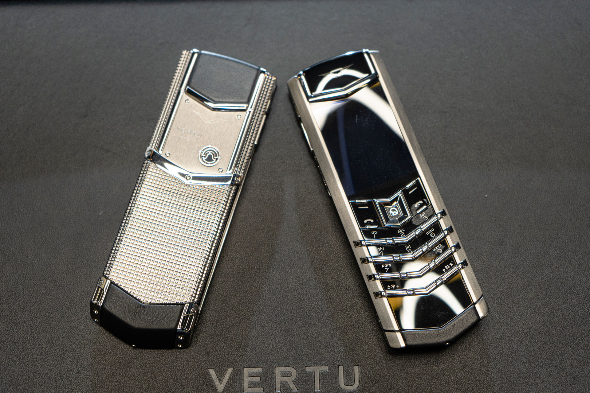 Vertu Signature V 4G (trái) và Vertu Signature S 2G gần như không khác nhau về ngoại hình, khiến nhiều người bị nhầm lẫm. Ảnh: Trần Loan