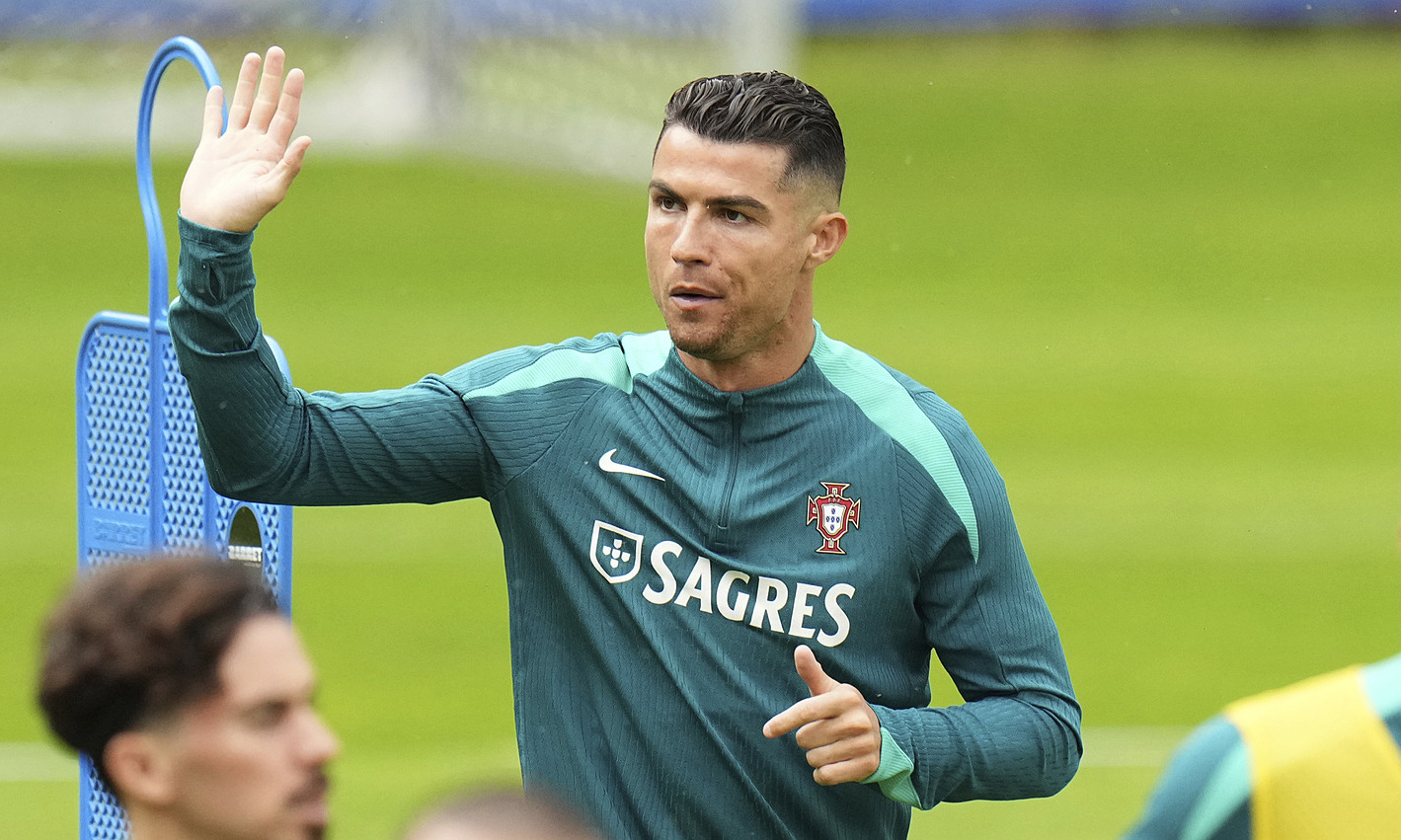 Cristiano Ronaldo chào người hâm mộ Bồ Đào Nha trên sân tập Gutersloh, Đức ngày 14/6/2024. Ảnh: AP